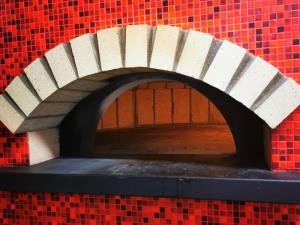 Pizzeria 4 Stagioni - Pizzeria con Forno a Legna e Parcheggio, Pizza da Asporto, Stazione di Servizio